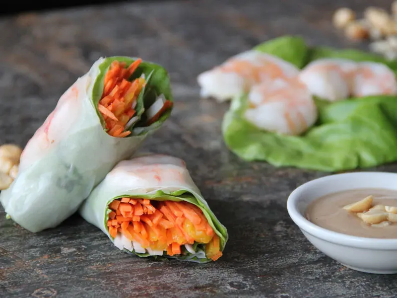 Rouleaux de printemps aux crevettes, sauce aux arachides
